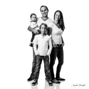 portrait de famille sur fond blanc aix en provence