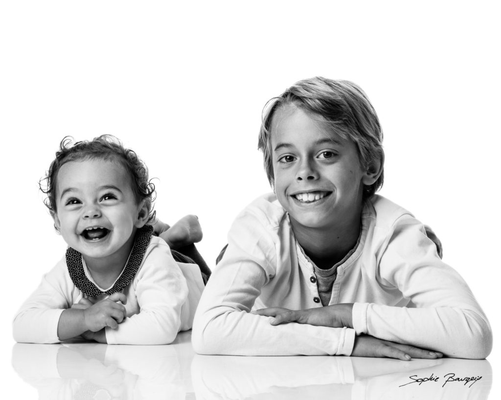 portrait deux enfants sur fond blanc aix en provence