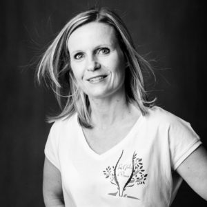 portrait gazelle de provence femme fond gris