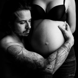 PHOTO NOIR ET BLANC GROSSESSE COUPLE STUDIO PORTRAIT AIX EN PROVENCE