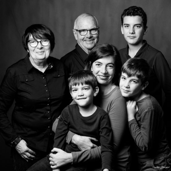 PORTRAIT FAMILLE NOIR ET BLANC STUDIO PHOTO